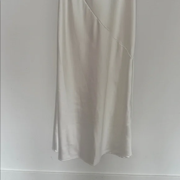 Amazon Elegant White Satin Backless Gown - Size XS - Picture 5 of 9